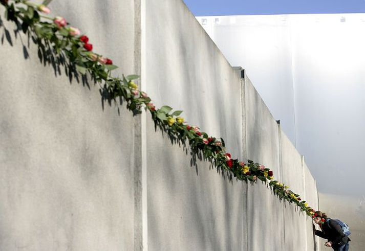Leifar múrsins. Til minningar um þá sem létu lífið við Berlínarmúrinn festu borgarbúar blóm á leifar hans í gær.