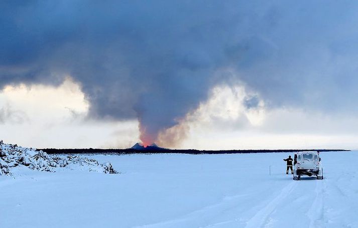 Eftir rúmlega tveggja mánaða eldgos heldur sjónarspilið áfram norðan Vatnajökuls.