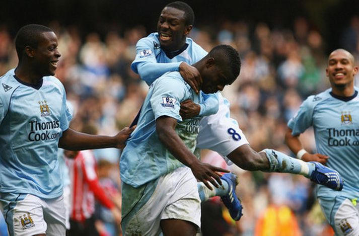 Leikmenn Man. City fagna hér marki Micah Richards.