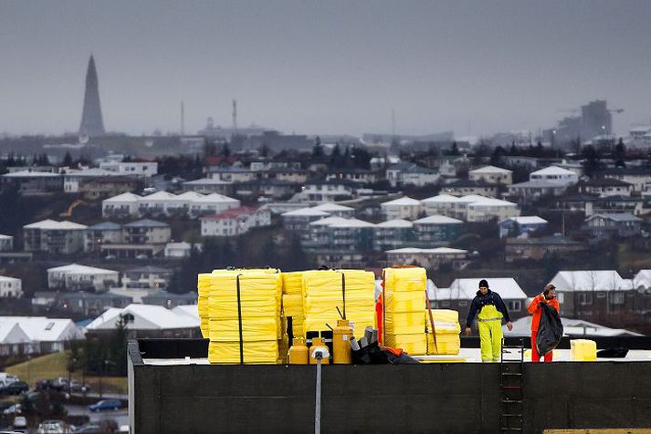 Guli liturinn lífgaði upp á grámann sem lá yfir Reykjavík í gær.