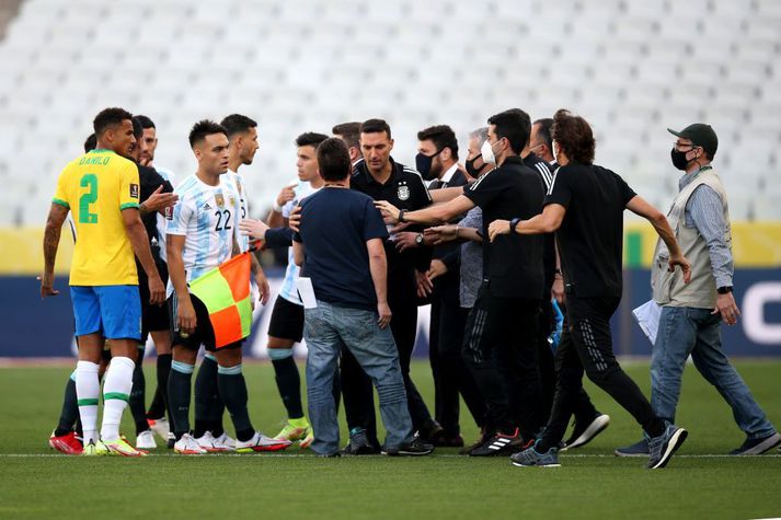 Brazil v Argentina - FIFA World Cup 2022 Qatar Qualifier SAO PAULO, BRAZIL - SEPTEMBER 05: Health staff members argue with Head coach of Argentina Lionel Scaloni (C) and players of Brazil and Argentina during a match between Brazil and Argentina as part of South American Qualifiers for Qatar 2022 at Arena Corinthians on September 05, 2021 in Sao Paulo, Brazil. (Photo by Alexandre Schneider/Getty Images)