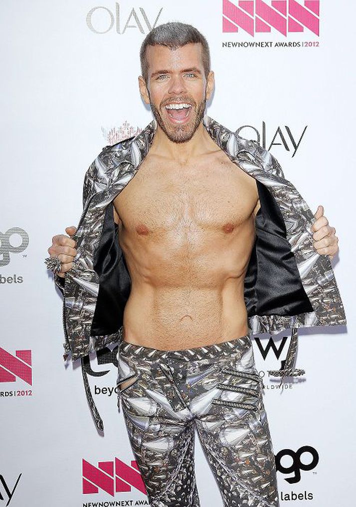 Perez Hilton var skælbrosandi og ber að ofan á rauða dreglinum á dögunum. Hann er óhræddur við að sýna afrakstur líkamsræktarátaks síðustu ára.
