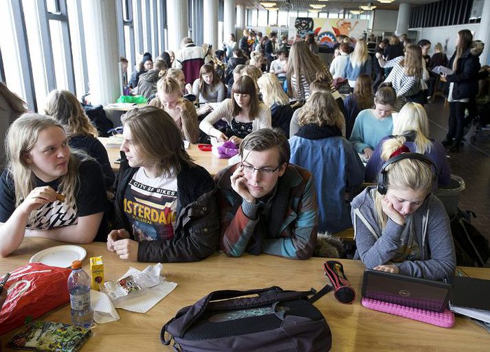 Framhaldsskólarnir hafa staðið tómir í tvær vikur og búast má við að enn ein vikan bætist við.