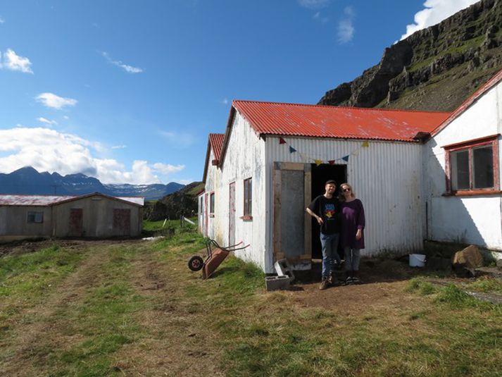 Svavar Pétur og Berglind við Karlsstaði.