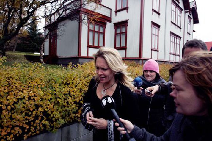 Þorgerður Katrín Gunnarsdóttir, varaformaður Sjálfstæðisflokksins, á leið úr Ráðherrabústaðnum.