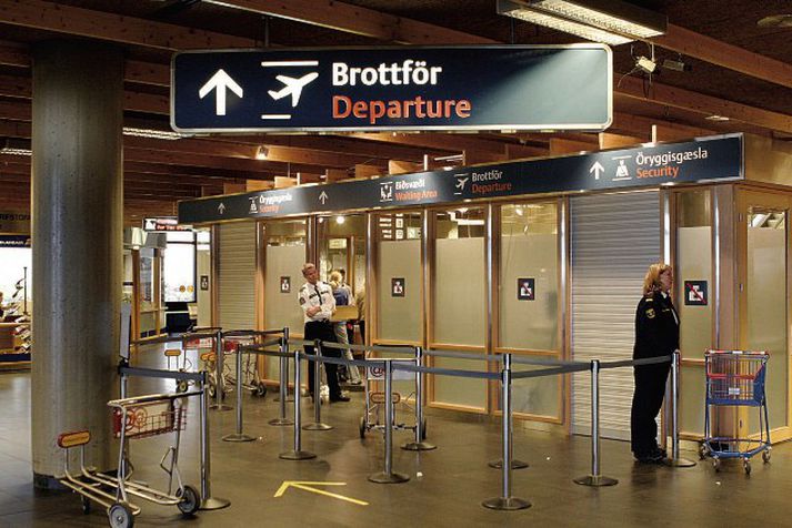 Tollverðir að störfum á flugvellinum