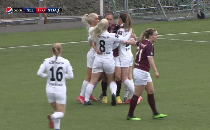 Emma Checker vissi ekki hvað á hana stóð veðrið þegar Stjörnukonur föðmuðu hana eftir að hafa jafnað í 1-1.