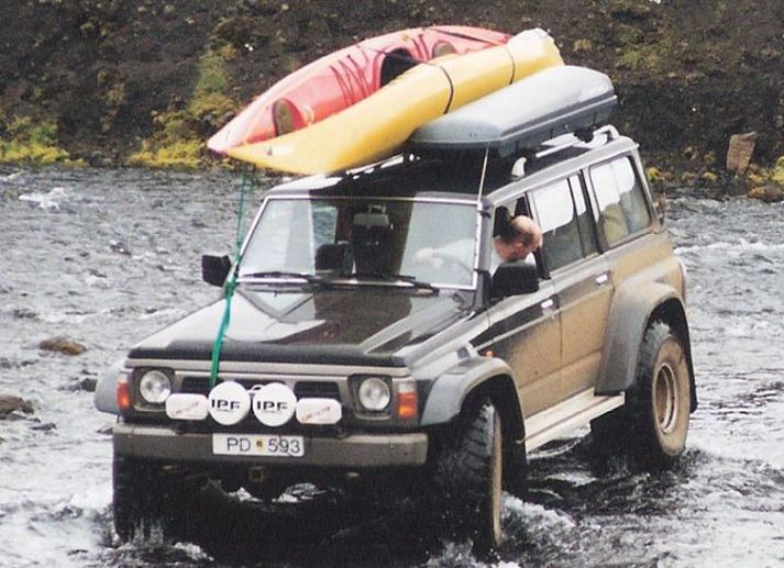 Lögreglan leitar að stolnum jeppa.