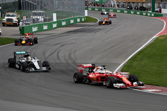 Vettel á undan Hamilton