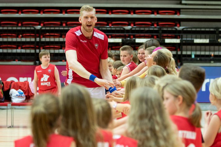 Ragnar Nathanaelsson og félagar í Vali þurfa sárlega á stigum að halda.