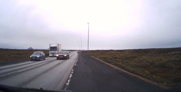 Þóra þurfti  að víkja út í kant þegar ökumaður gáði ekki að sér við framúrakstur.