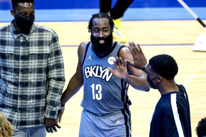 James Harden fór á kostum með Brooklyn Nets á móti Houston Rockets í nótt og var því kátur þegar hann var tekinn af velli í lokin.