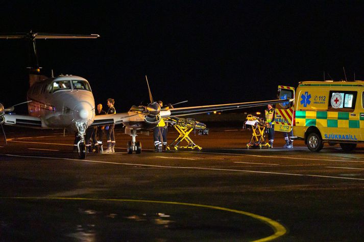 Þeir slösuðu voru fluttir með sjúkraflugi til Reykjavíkur í gærkvöldi.