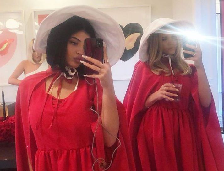 Kylie og vinkonur hennar klæddu sig upp eins og þernur í Handmaid´s Tale.