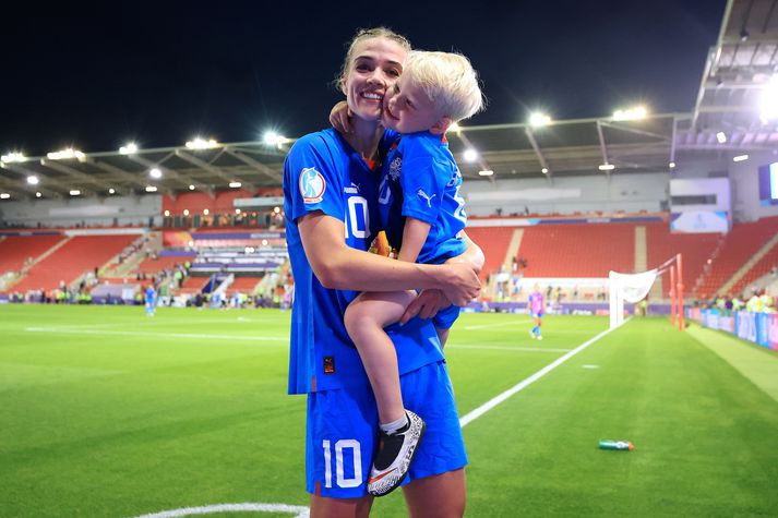 Dagný Brynjarsdóttir með soninn sinn Brynjar eftir leik Íslands og Frakklands á EM 2022.