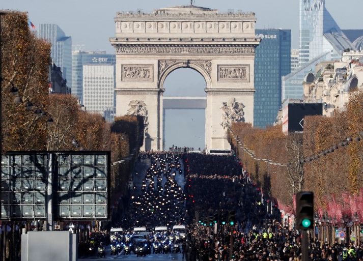 Kistu Johnny Hallyday var ekið niður Champs-Élysées.