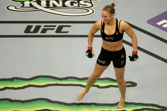 Ronda Rousey fagnar sigri í nótt.