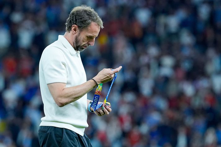 Gareth Southgate með silfurverðlaunapeninginn á EM eftir síðasta leik sinn sem landsliðsþjálfari Englendinga.