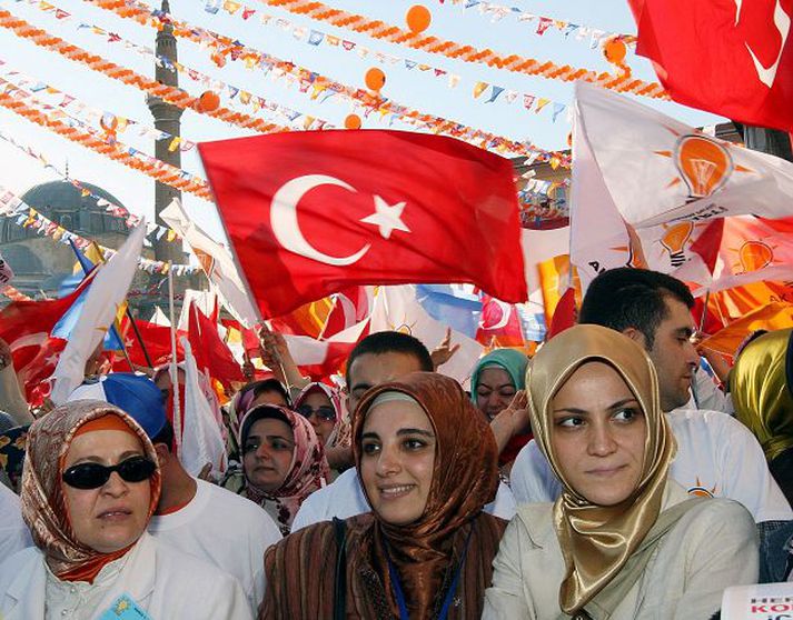 Hver kosningafundurinn á fætur öðrum hefur verið haldinn síðustu daga í Tyrklandi.Fréttablaðið/AP
