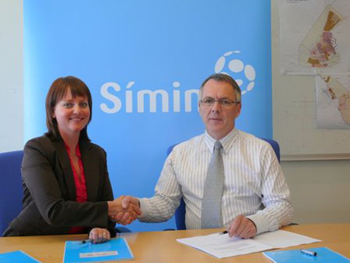 Elín Rós Sveinsdóttir, forstöðumann á Fyrirtækjasviði ásamt Ólafi Áka Ragnarssyni, bæjarstjóra sveitafélagsins Ölfuss.