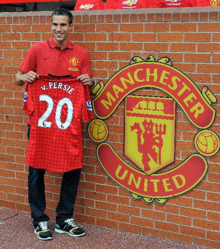 Mættur á Old Trafford Robin Van Persie fær hér góð ráð frá stjóranum Sir Alex Ferguson á sinn fyrstu æfingu með United-liðinu í gær. nordicphotos/getty