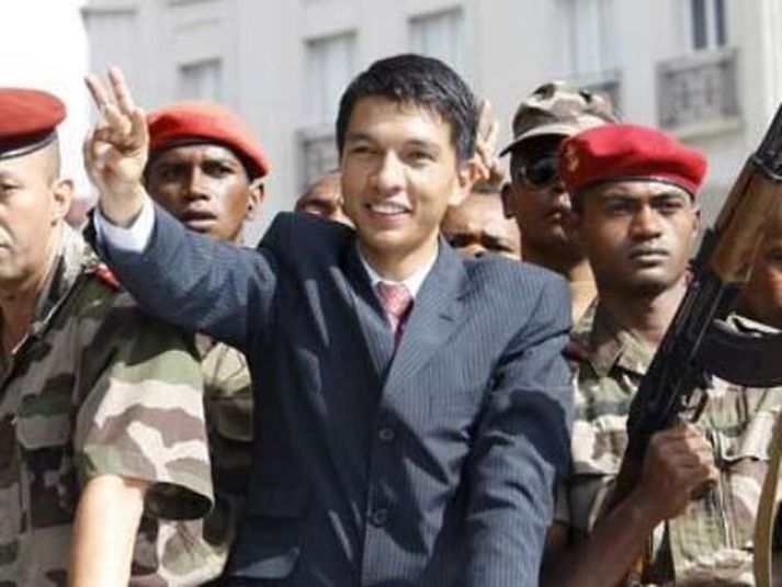 Andry Rajoelina, leiðtogi stjórnarandstöðunnar tók við völdum eftir að Marc Ravalomanana hrökklaðist frá. MYND/AP
