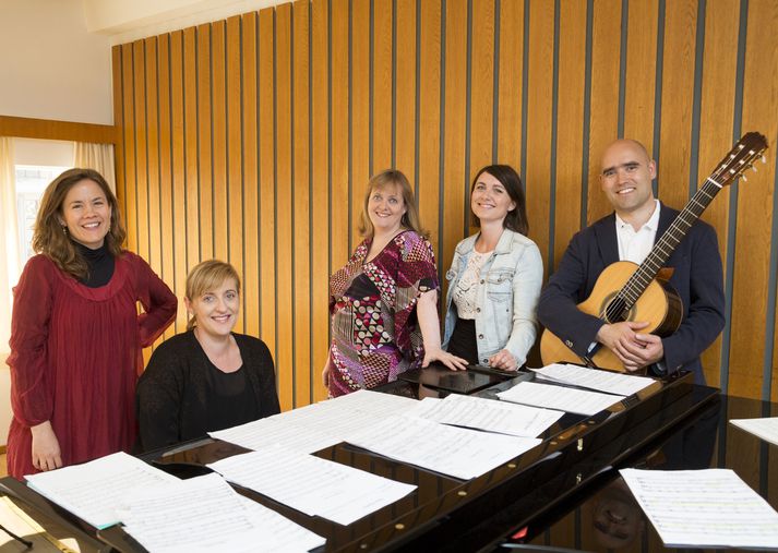 Tónlistarfólkið Guðrún Jóhanna, Hrönn Þráinsdóttir, Hildigunnur Rúnarsdóttir, Valgerður Guðnadóttir og Francisco Javier Jáuregui. 