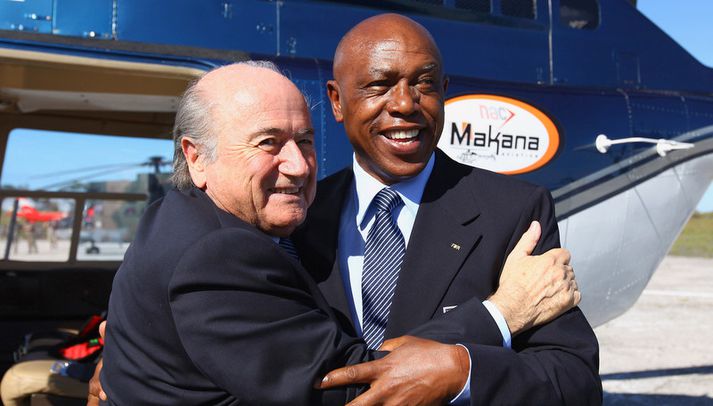 Blatter birti þessa mynd af sér með Suður-Afríkumanninum Tokyo Sexwale þegar hann reyndi að draga úr orðum sínum í yfirlýsingu á heimasíðu FIFA.