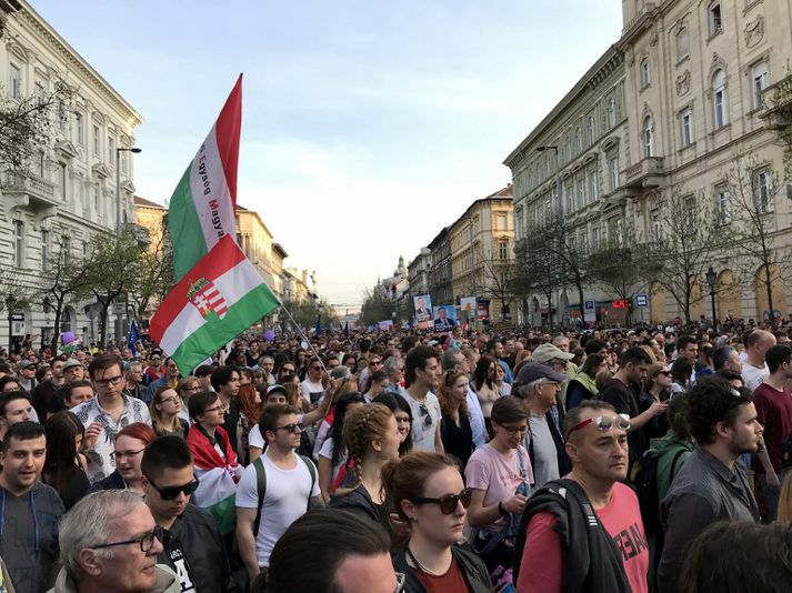 Mótmælendurnir sökuðu Orban meðal annars um að stela kosningunum um liðna helgi.