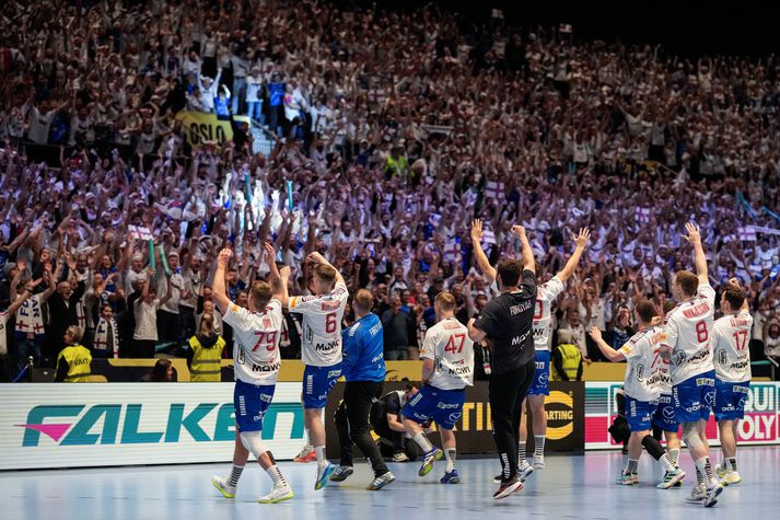 Leikmenn færeyska landsliðsins fagna með sínu fólki í Osló í kvöld eftir sigurinn á Svartfellingum. Engu líkara er en að öll færeyska þjóðin sé mætt til Noregs miðað við stemninguna þar.