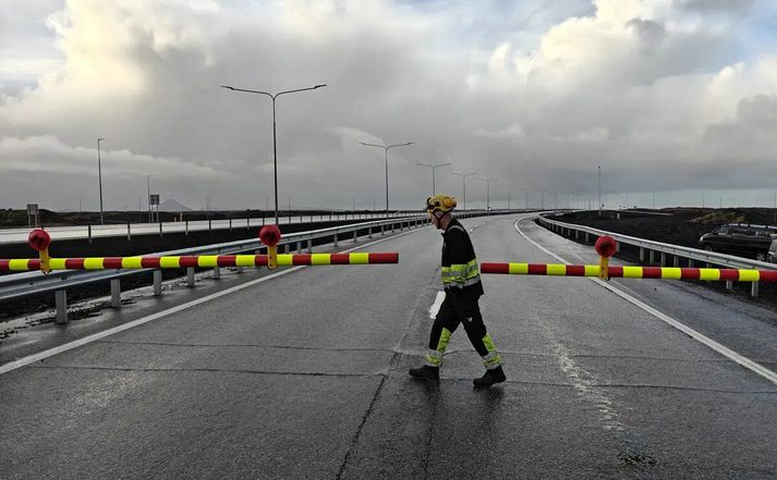 Með þessu verður hægt að loka veginum með stuttum fyrirvara, til dæmis þegar slys verða eða þegar færð spillist.