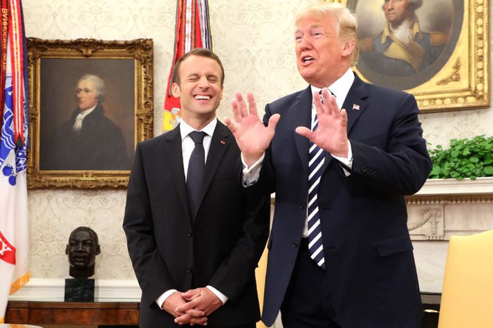 Trump fylgdi eftir fullyrðingu sinni um að Macron væri með flösu með því að rífa í hönd hans eins og hans er háttur.