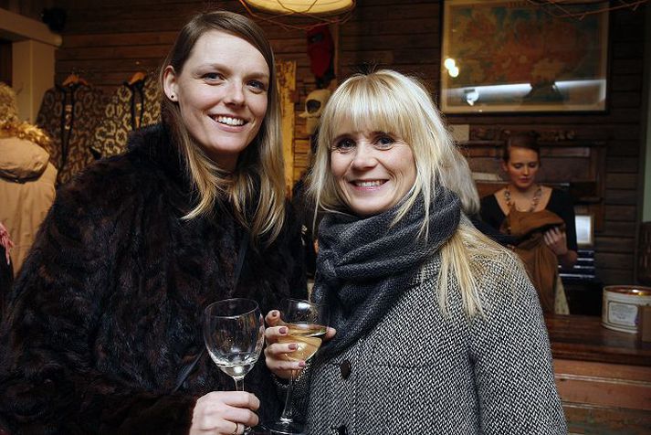 Þær Anna Kristín Guðmundsdóttir og Bára Mjöll Þórðardóttir voru glaðar.