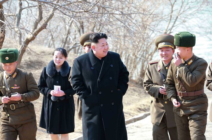Kim Jong-un, leiðtogi Norður-Kóreu sést hér í svörtum frakka fyrir miðju á mynd. Systir hans, Kim Yo-jong, er önnur frá vinstri á myndinni, sem tekin er árið 2015.
