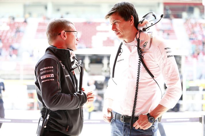 Andy Cowell og Toto Wolff, liðsstjóri Mercedes ræða málin.