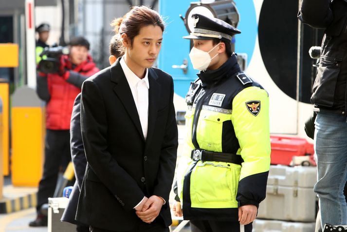 Jung Joon-young mætir til skýrslutöku hjá lögreglu í mars.