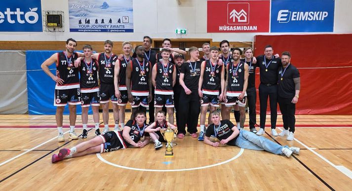 Höttur leikur í efstu deild á næstu leiktíð. Hér er hópurinn sem vann 1. deildina, eftir sigurinn gegn Sindra á Hornafirði í gærkvöld.