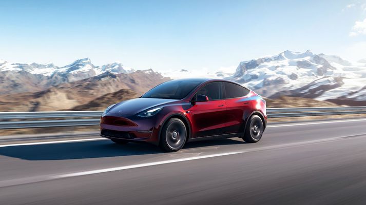 Tesla Model Y í Midnight Cherry Red.