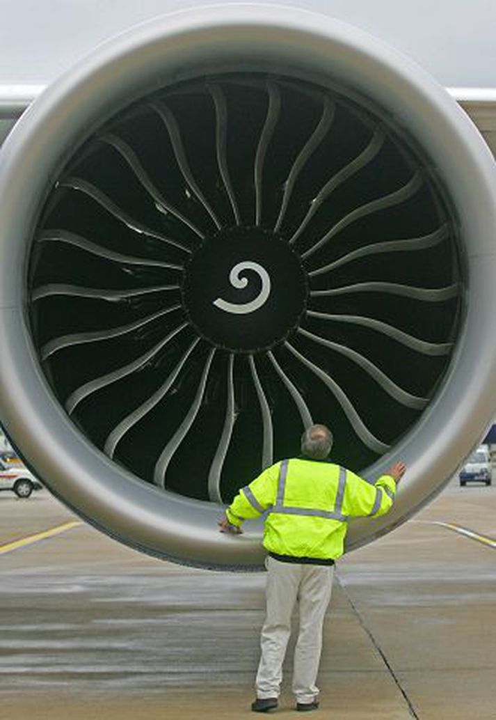 Boeing 777 í skoðun Flugvirkjar á Íslandi eru fámenn stétt en með þeim standa og falla flugsamgöngur.