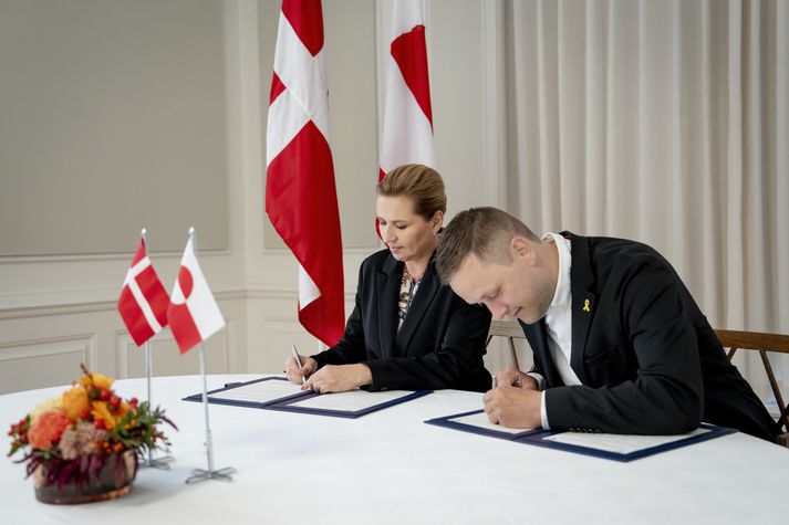 Í dag hyggjast þessi tvö, Mette Frederiksen og Jens-Frederik Nielsen, biðja Grænlenskar konur formlega afsökunar á lykkjumálinu.