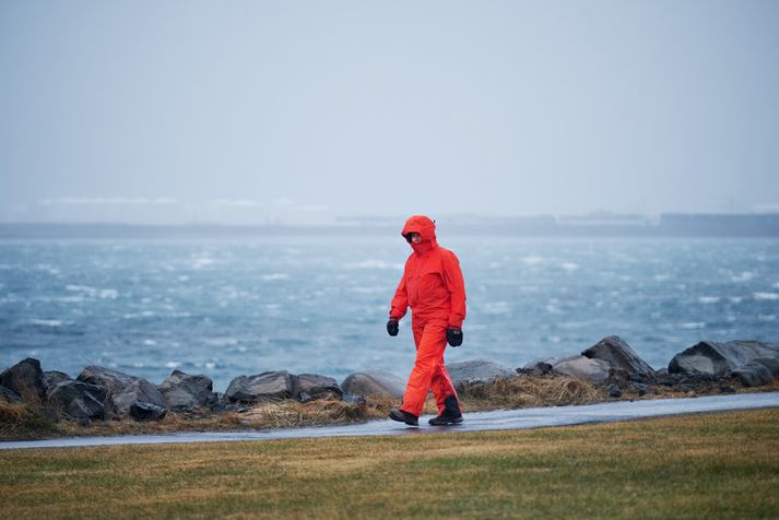 Spáð er 10-23 metrum á sekúndu upp úr hádegi og hvassast við suðvesturströndina.