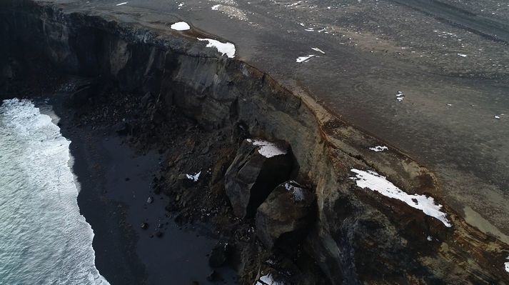 Á meðfylgjandi mynd, sem barst Veðurstofunni, má sjá hvernig hrunið hefur úr sjávarhömrum vestan við Festarfjall