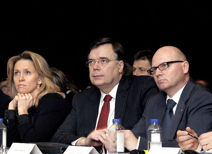 Þorgerður Katrín Gunnarsdóttir menntamálaráðherra afhenti námsstyrki Viðskiptaráðs á Viðskiptaþingi í gær. Geir Haarde forsætisráðherra upplýsti um aðgerðir til stuðnings fjármálafyrirtækjum og Erlendur Hjaltason, formaður Viðskiptaráðs, gagnrýndi stjórnvöld fyrir að vera samtímis á bremsu og bensíngjöf. 