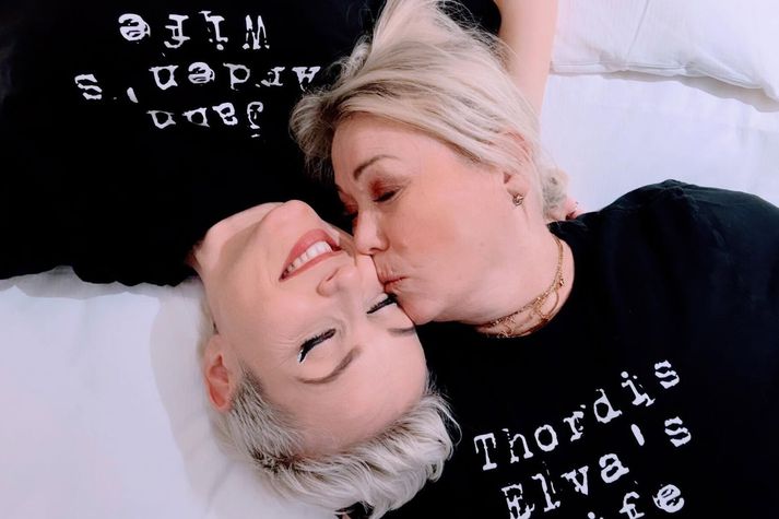 „Eiginkona Þórdísar Elvu,“ stendur ritað á bol Arden. „Eiginkona Jann Arends,“ er sömuleiðis skrifað á bol Þórdísar.