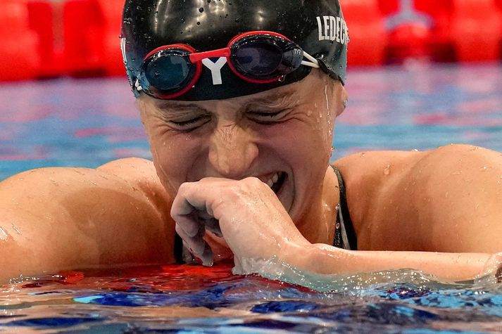 Katie Ledecky sést hér eftir að hún vann gullið í 1500 metra skriðsundi í nótt.