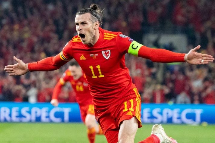 Gareth Bale skoraði sturlað aukaspyrnumark og bætti við öðru í 2-1 sigri Wales gegn Austurríki.