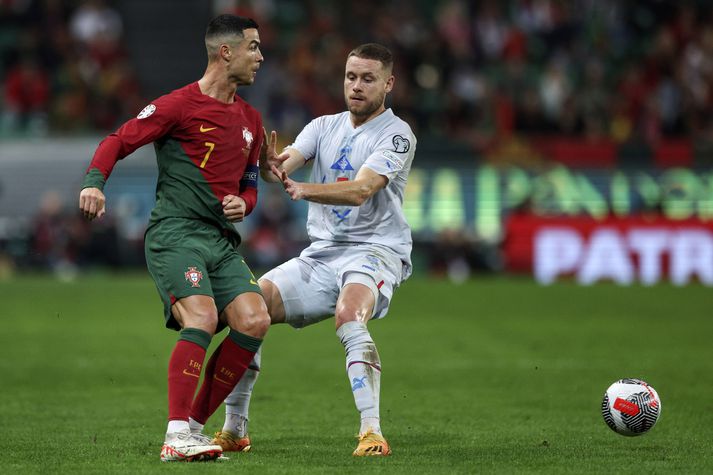 Sverrir Ingi Ingason til varnar gegn Cristiano Ronaldo í Lissabon í kvöld.