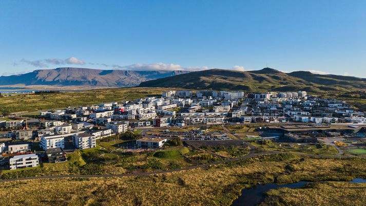 Víða verður kaldi og sums staðar allhvasst í dag. 