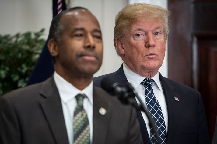 Donald Trump horfir hér á húsnæðismálaráðherrann sinn, Ben Carson.