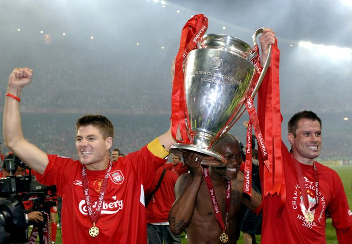 Steven Gerrard og Jamie Carragher með Meistaradeildarbikarinn.